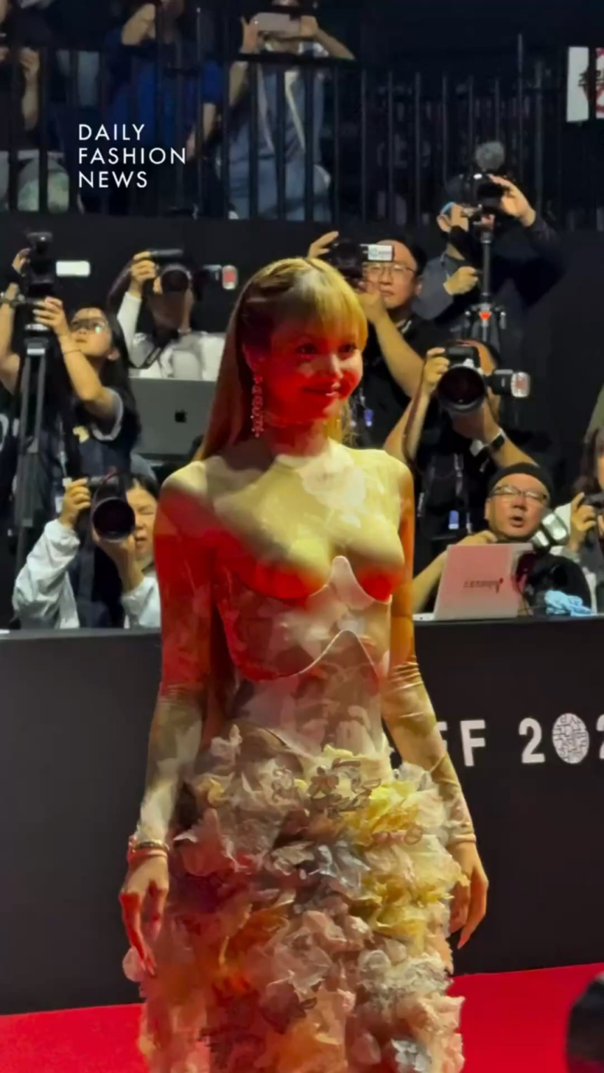 250917 تصل ليزا إلى مهرجان بوسان السينمائي الدولي الثلاثين