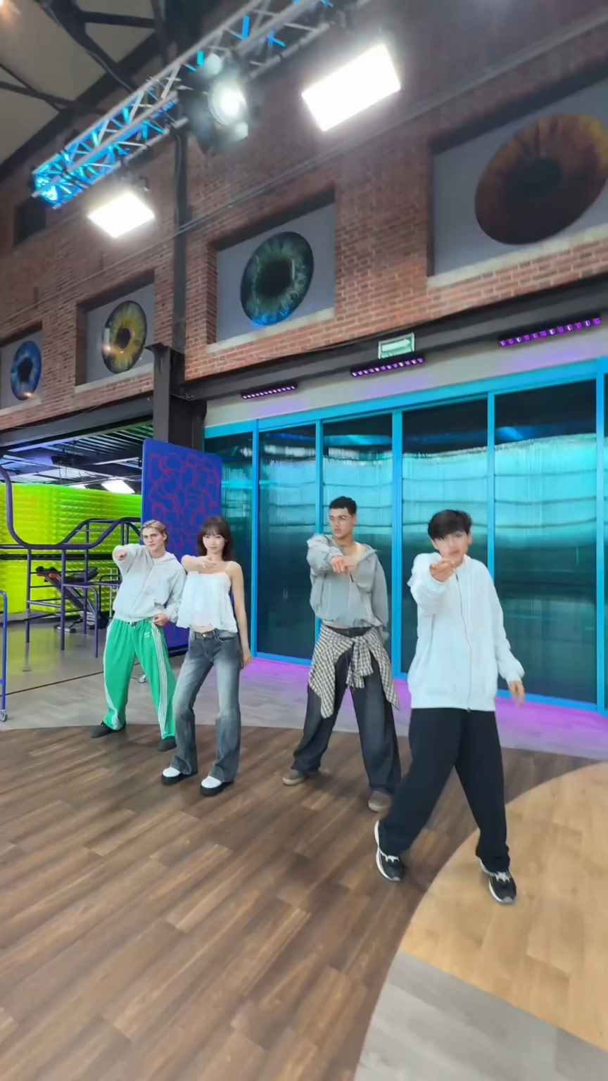 250925 Kim Chaewon مع "Santos Bravos" Drew Venegas ، Gabi Bermúdez & Kenneth Lavill - Crazy (Dance Challenge)