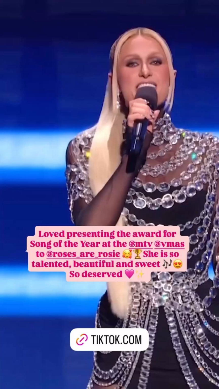 250915 تحديث قصة باريس هيلتون IG مع الورود