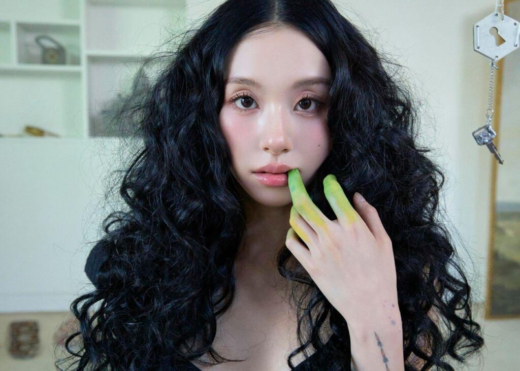 250913 Forbes Update - Chaeyoung ترحب بكم في "Lil Fantasy Vol. 1" (مقابلة)