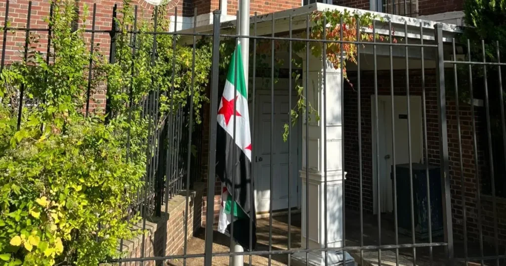 الشيباني يرفع العلم السوري فوق سفارة بلاده في واشنطن