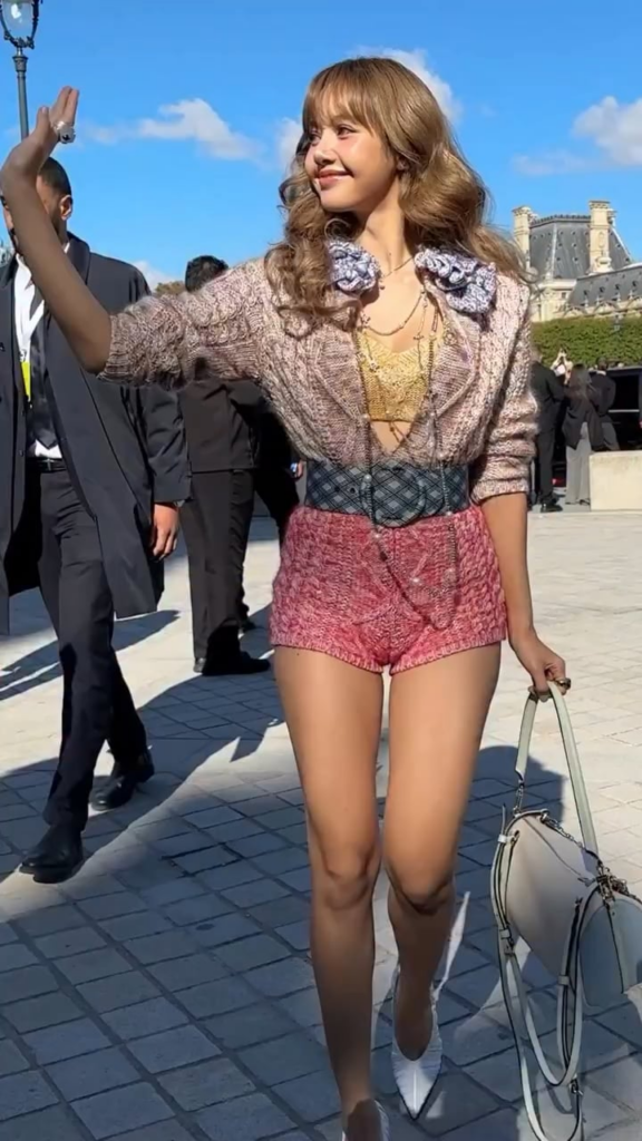 250930 IG UPDATE: OOH LA-LA-LA! خرجت ليزا بأناقة لعرض لويس فويتون ربيع 2026 في أسبوع الموضة في باريس