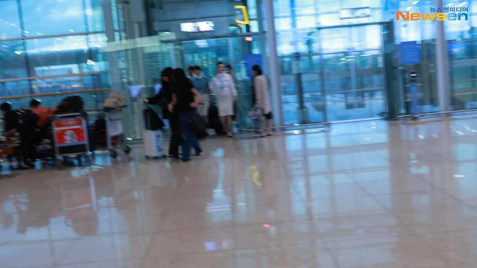 250918 مطار Rosé @ Incheon الدولي (المغادرة إلى الولايات المتحدة)