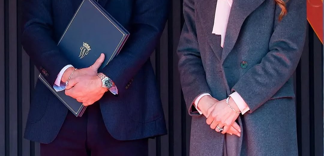 كيت ميدلتون والامير ويليام يضعان أساور تذكارية من والدة إحدى الضحايا (أ.ف.ب)