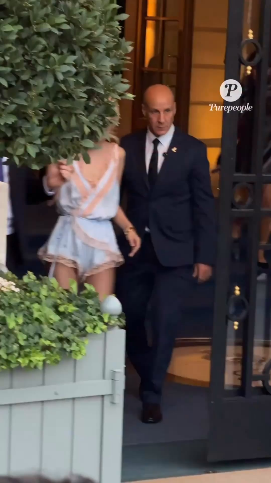 250929 Rosé في طريقها إلى أسبوع الموضة في سانت لوران باريس