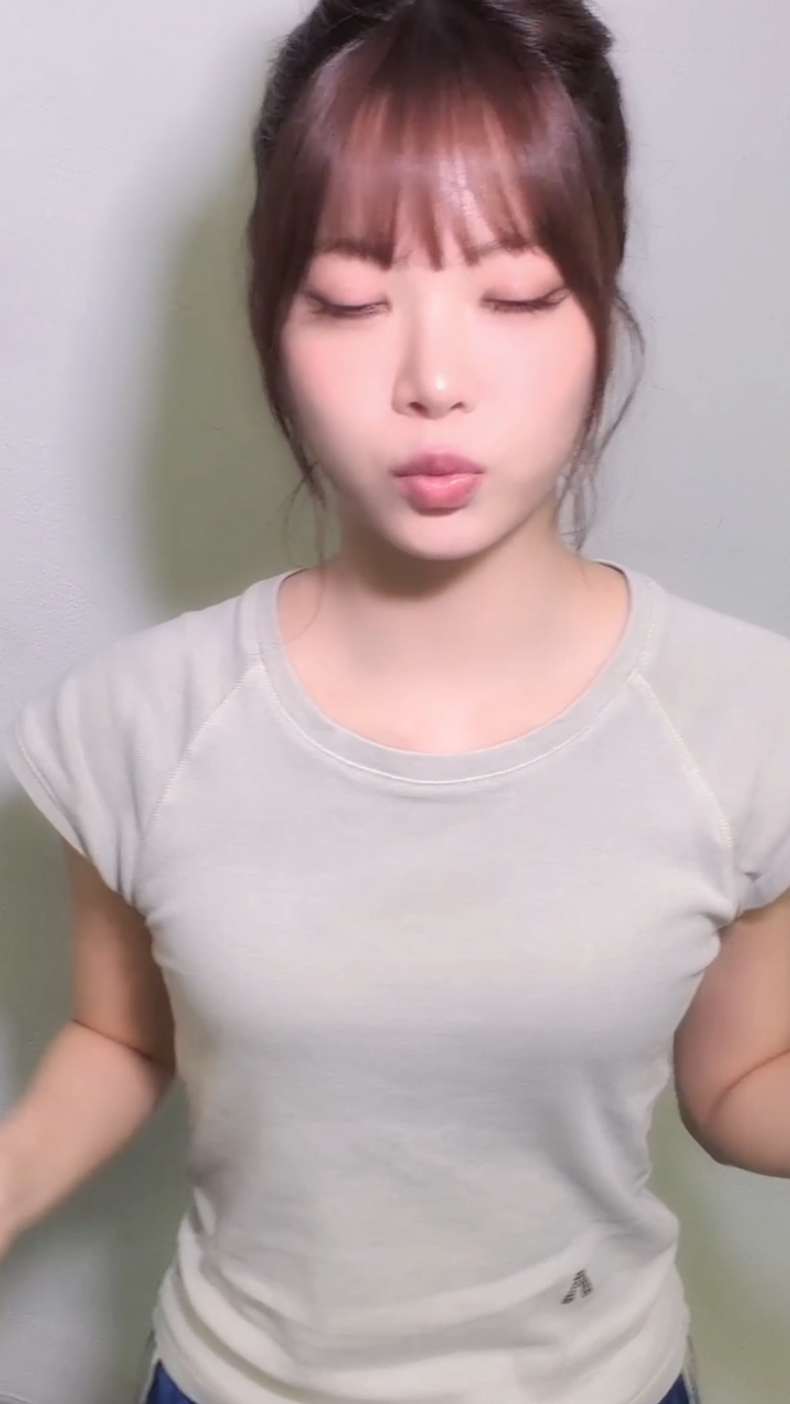 250930 Le Sserafim Douyin Update مع Hong Eunchae - Eunchae هو أكثر من ذلك فقط