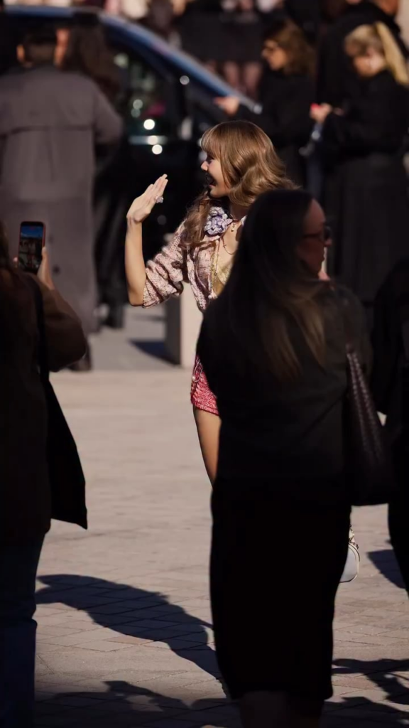 250930 تصل ليزا إلى لويس فويتون في متحف اللوفر خلال ربيع/صيف الملابس النسائية كجزء من أسبوع الموضة في باريس