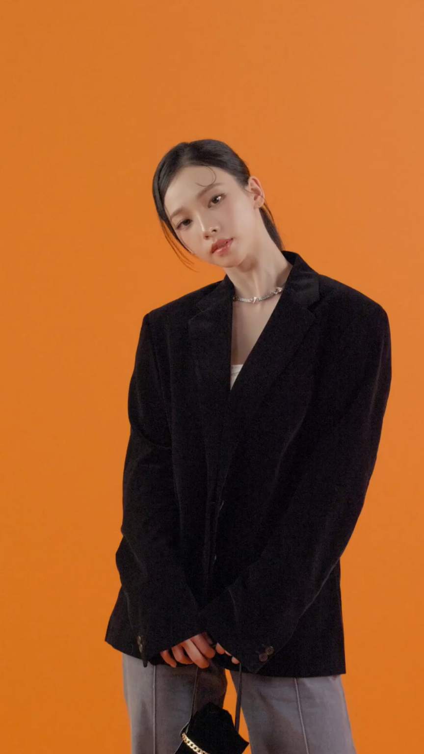 250926 تحديث Prada Instagram مع كارينا - يحضر سفيرة برادا كارينا عرض ملابس Womenswear Prada SS26 في ميلانو ، في إيداع فونزيوني برادا.