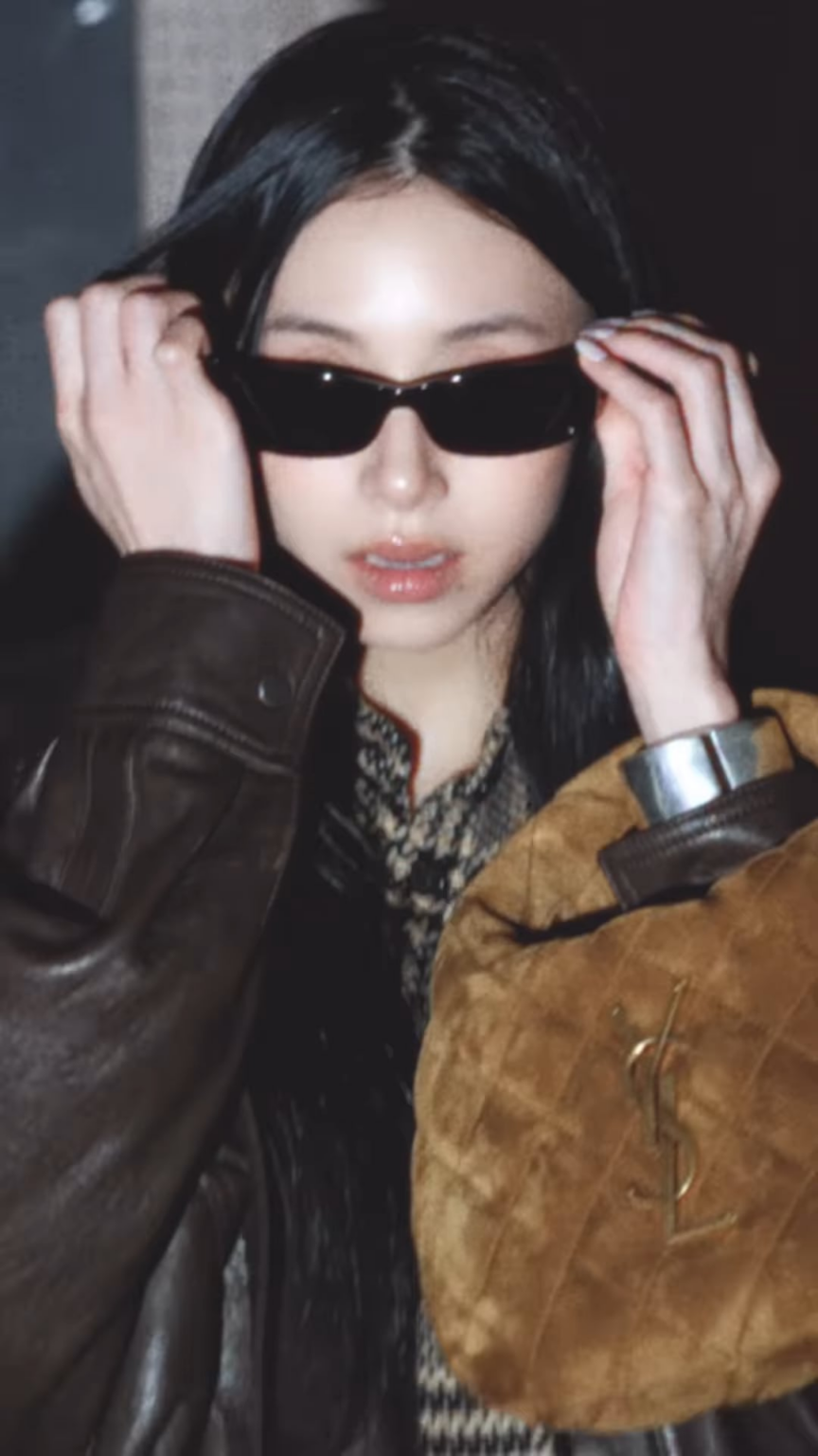 250919 تحديث Korea Instagram Dazed - ببساطة صقل Chaeyoung في الهدوء ، العيون ثابتة. في تلك البقعة الهادئة حيث جلست دون عناء ، كان تشايونج وسانت لوران وحدهما كافيين.