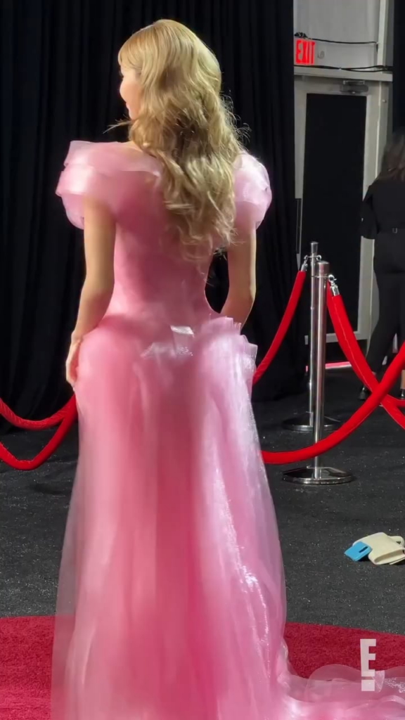 250915 ليزا في Emmys Glambot لا تقدر بثمن.