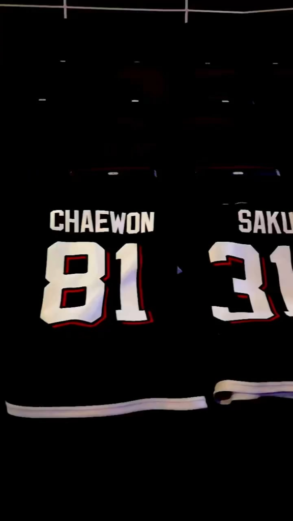 250904 تحديث Twitter Center Prudential مع Le Sserafim - ما زالوا أفضل ملابس. custom customnnjdevils قمصان من أجل أول ظهور أمريكي من Le Sserafim.