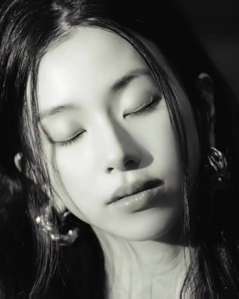 250902 تحديث Korea Instagram Dazed - SEST of Self Chaeyoung "مكان يتجاوز نظرة الآخرين. للحظة ، وقت Chaeyoung مع Saint Laurent."