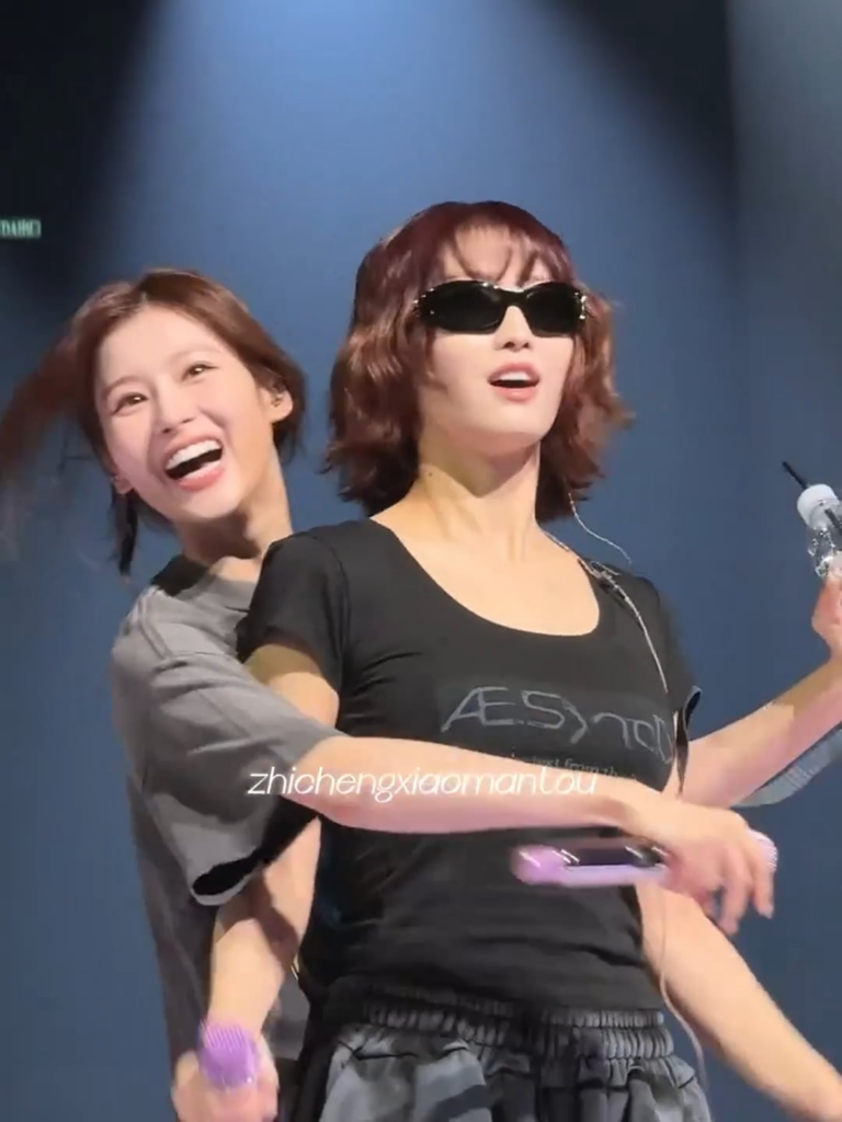 250928 - تعانق Sana's Surprise Back on Momo أثناء فحص الصوت