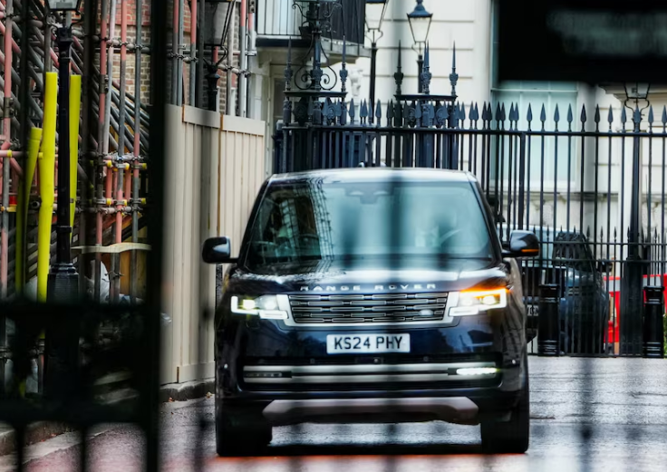 سيارة تقل الأمير هاري (رويترز).