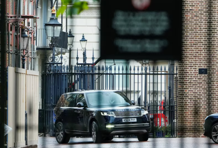 سيارة تقل الأمير هاري (رويترز).