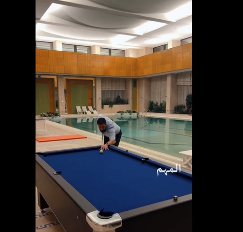 الشرع يلعب البلياردو (مواقع)