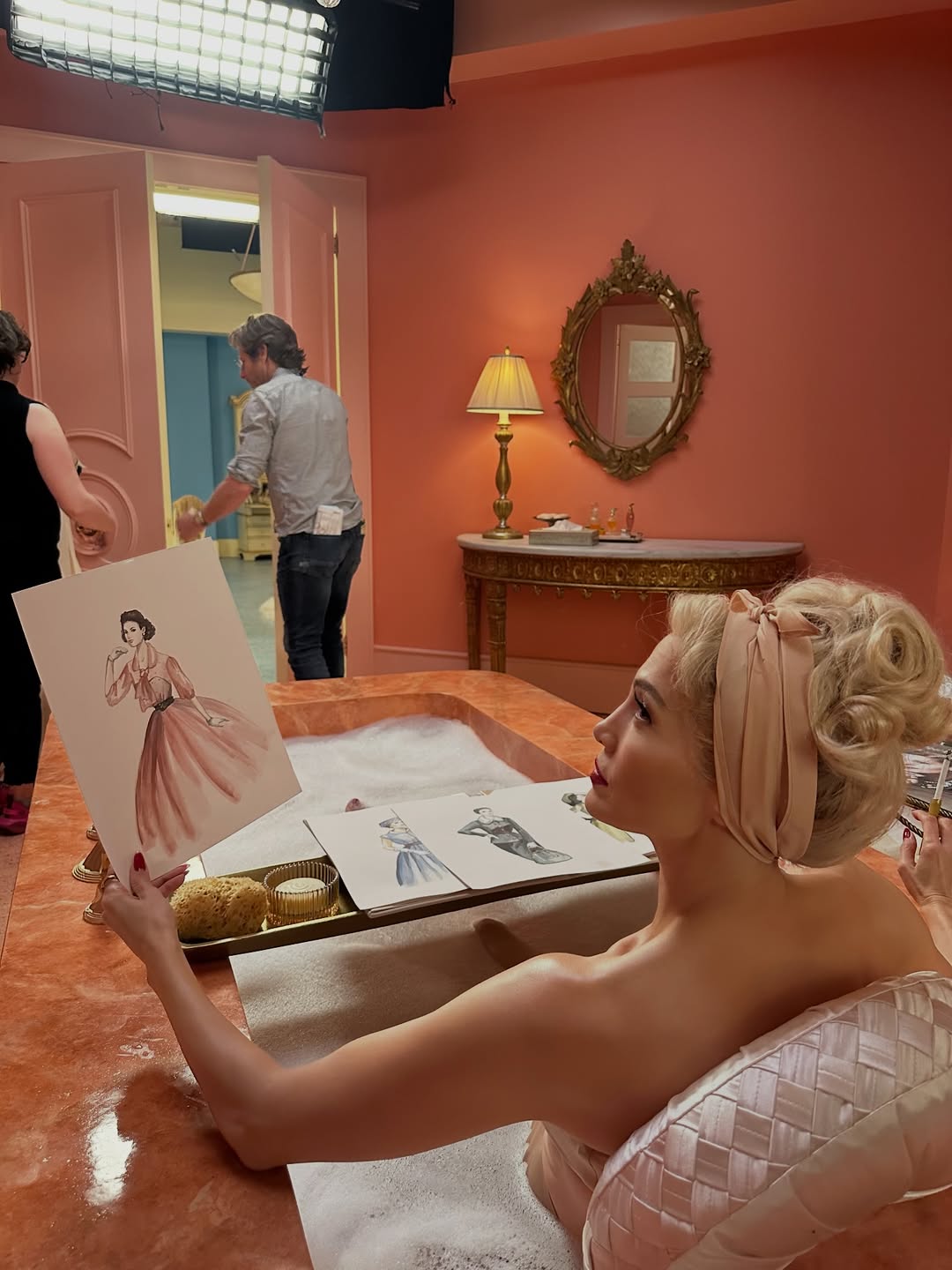 الشعر الاشقر البلاتيني بأسلوب جينيفر لوبيز (انستغرام)