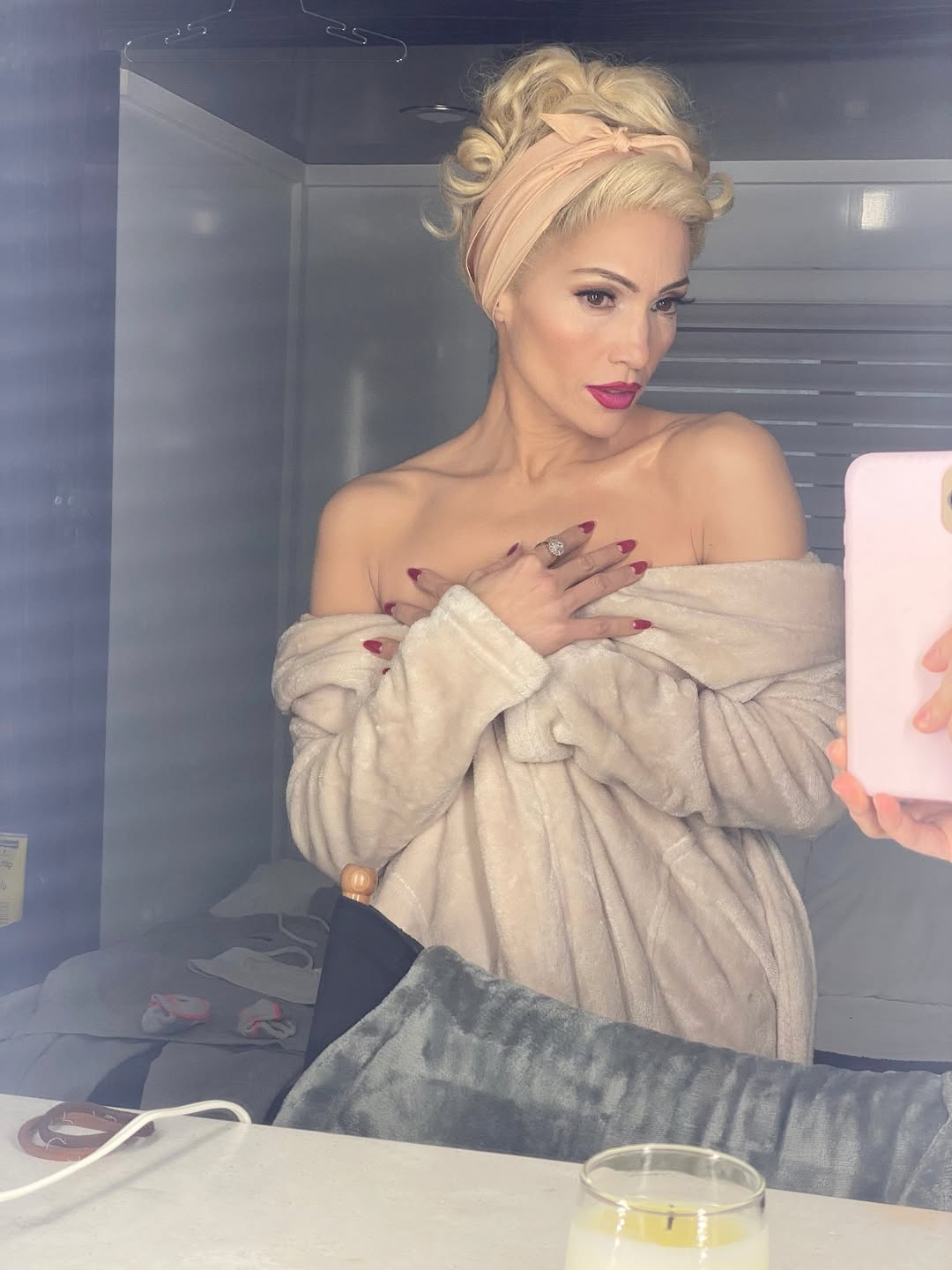 بالشعر الأشقر المستعار لتجسيد شخصيةأورورا (انستغرام)