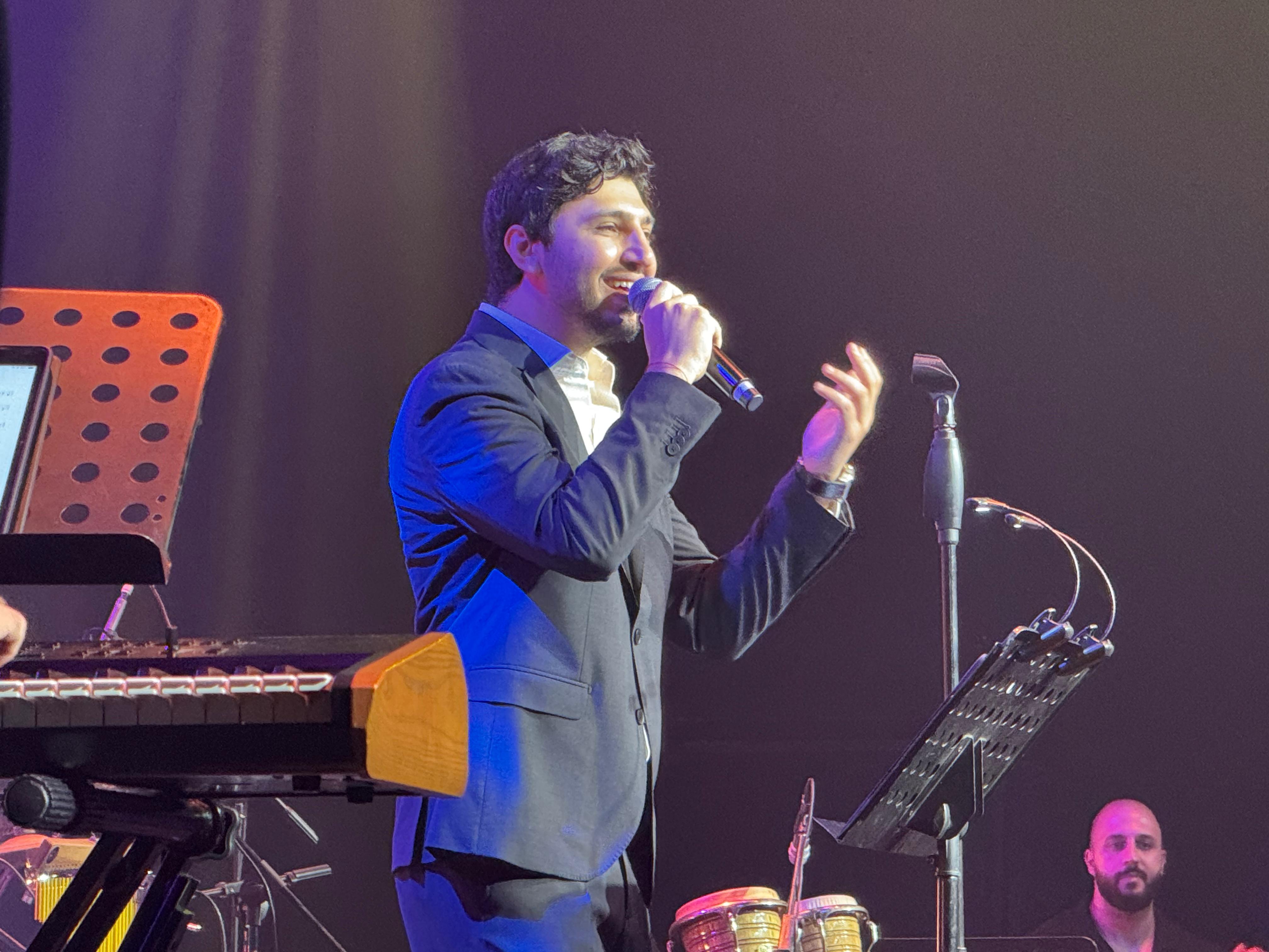 محمد شاكر على مسرح بيروت هول يغني فضل شاكر (خاص النهار)