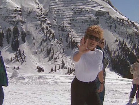 ديانا تواجه المصورين في سويسرا. (نتفليكس)