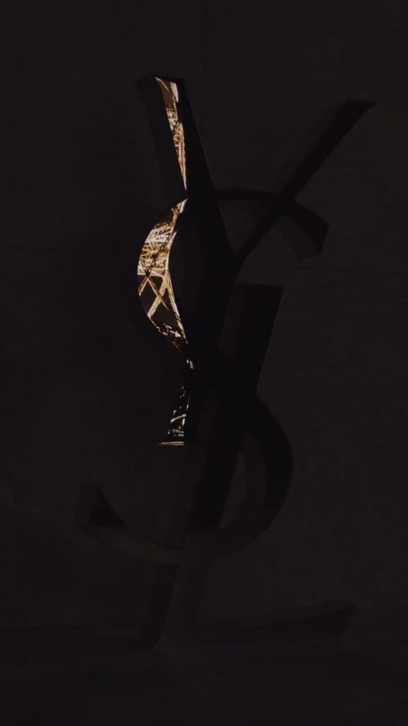 الورد من أجل جمال YSL