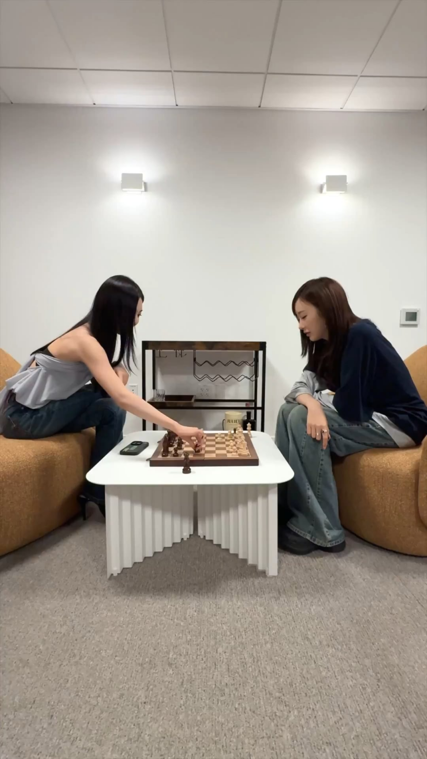 250917 AESPA Tiktok Update مع Ningning & Giselle - وقت قليل الشطرنج ♟