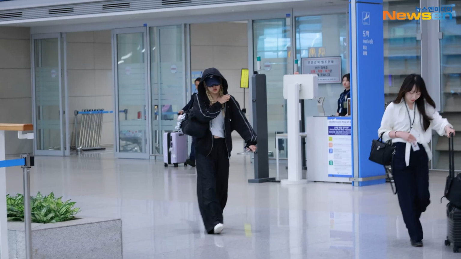 250909 مطار Rosé @ Incheon الدولي (وصول من نيويورك)