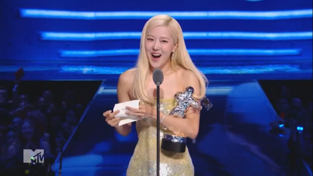 Rosé & Bruno Mars - 'Apt.' تفوز أغنية العام في 2025 MTV VMAs!