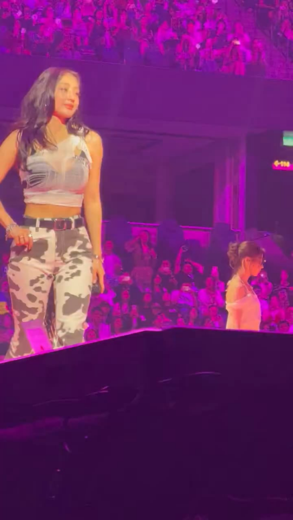 250928 Jihyo تبدو رائعة أثناء الإشارة