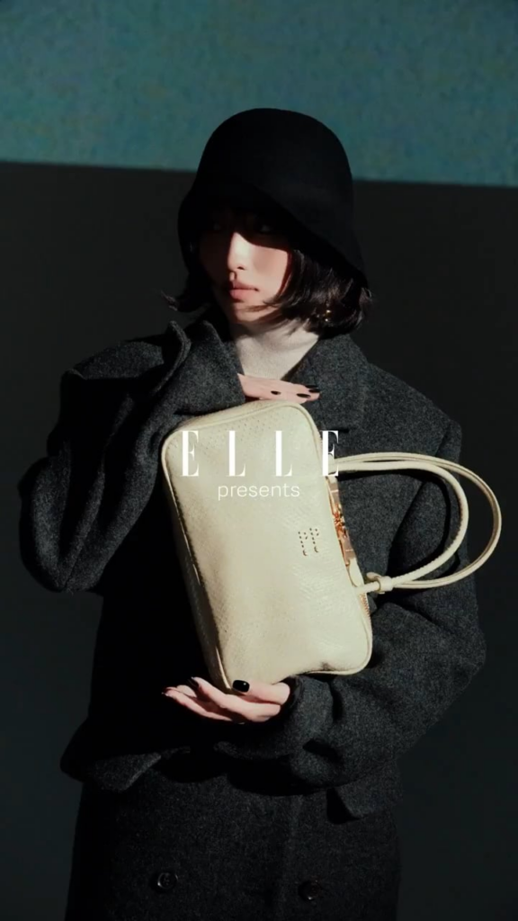 250910 Elle Japan Twitter - تحقق من نظرة مومو الخريف/الشتاء مرتين من "Miu Miu" ، والتي تتميز بمزاج جديد ، في فيلم خاص!