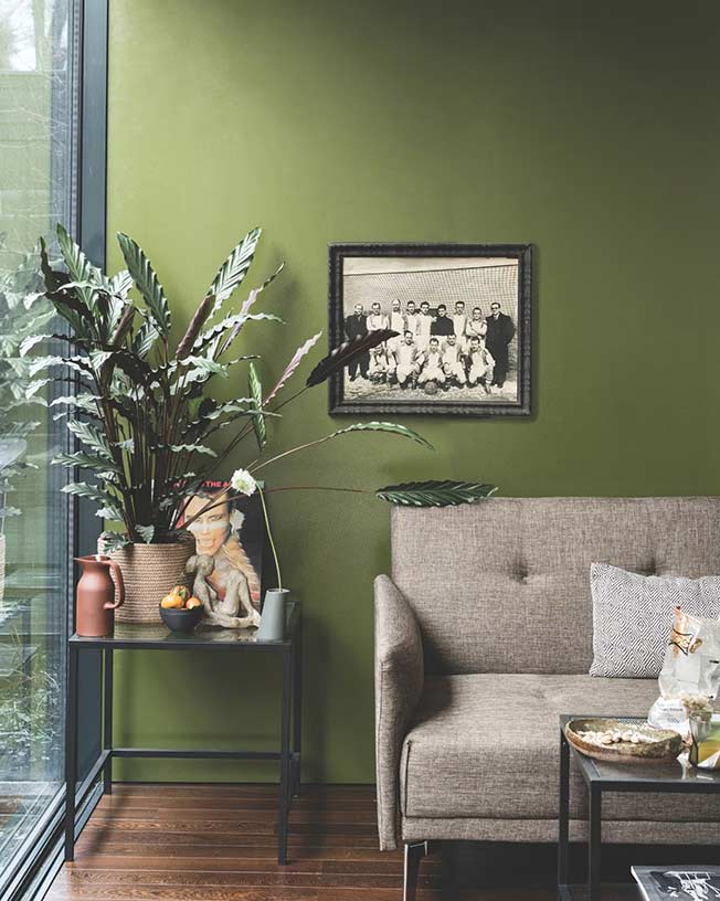 لون الأخضر الزيتوني من الألوان الرائجة في خريف 2025. (موقع هاوس بيوتيفول)