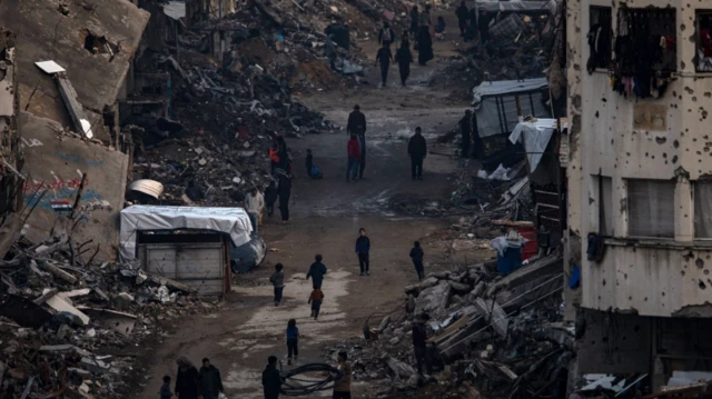 أبنية مدمرة وأطفال في وسط الشارع - غزة - فبراير شباط 