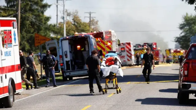 في محيط الكنيسة، حيث وقع إطلاق النار والحريق، تظهر سيارات الإسعاف، وعناصر الشرطة، وعربة نقل المصابين في منتصف الصورة.