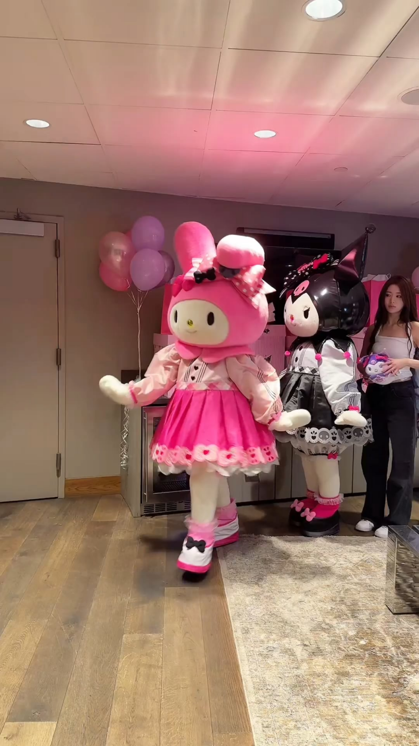 250913 تحديث Tiktok الرسمي Sanrio مع le sserafim - الموقف والمشي 💖