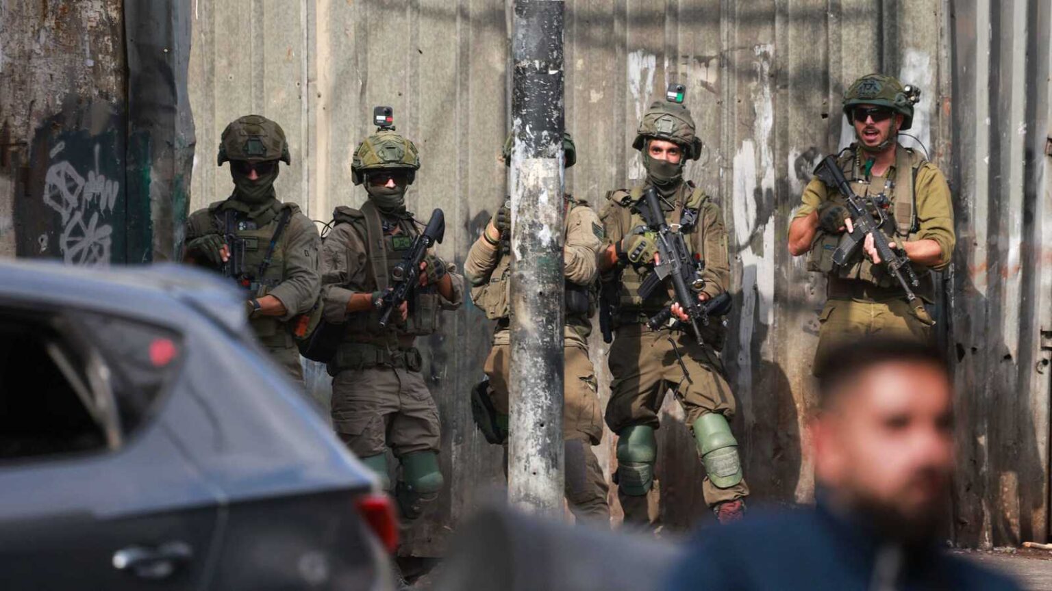 مخاوف من انهيار الاتفاق.. اشتباكات عنيفة بين الأمن والفصائل في السويداء