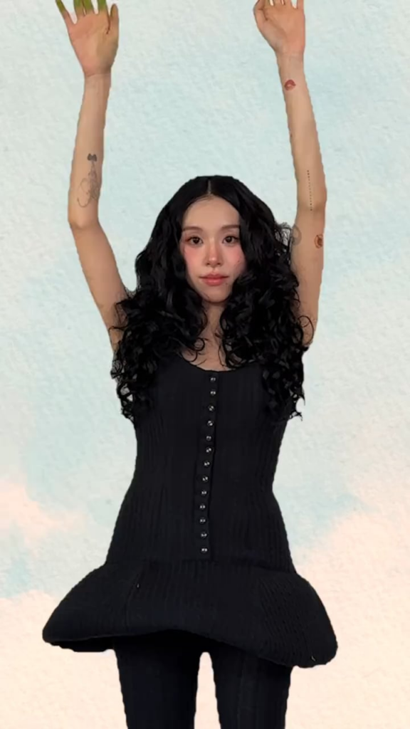 250916 تحديث Tiktok مع Chaeyoung - Peel the Avocado🥑