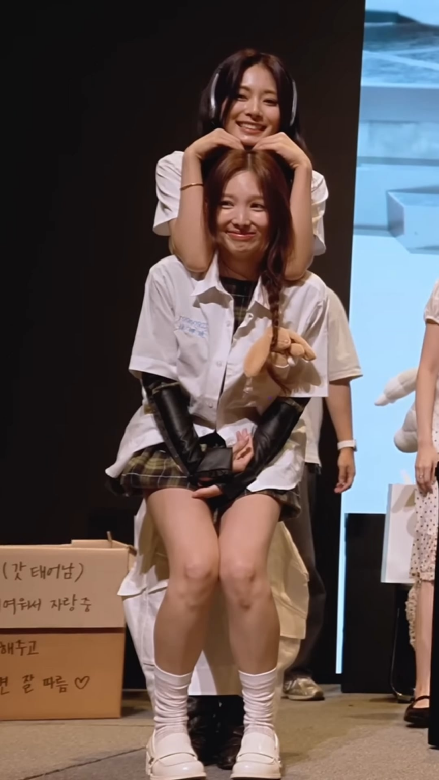 250906 - نايون وزويو متظاهران معًا ... حتى تبدأ أرجل نايون في الأذى