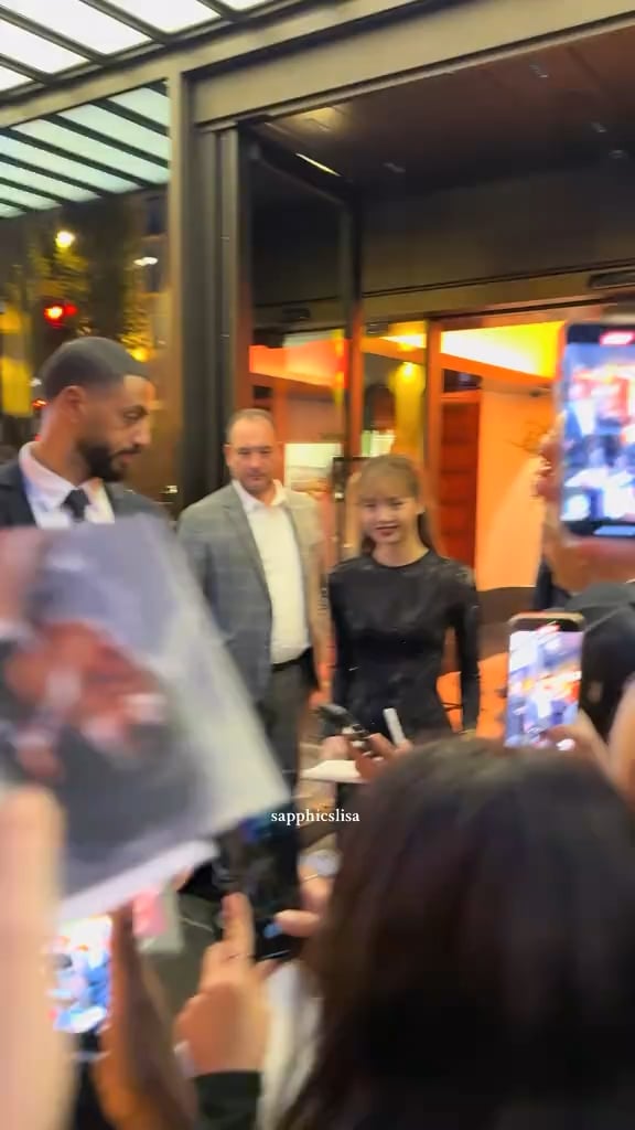 250930 ليزا في طريقها إلى أسبوع الموضة في لويس فويتون باريس بعد الحفلة