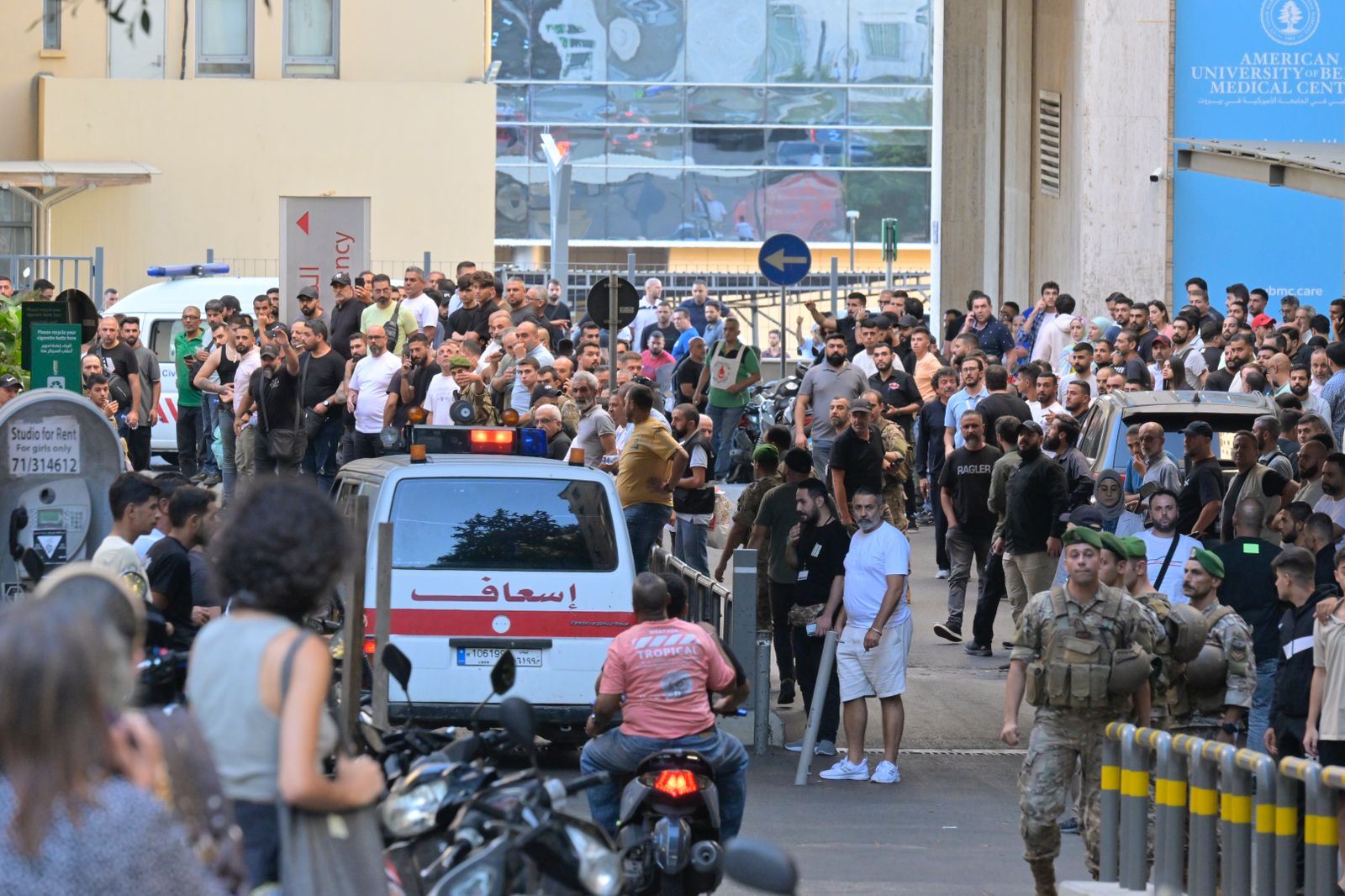 حشد من الناس أمام الجامعة الأميركية في بيروت (17 ايلول 2024- نبيل اسماعيل- النهار)