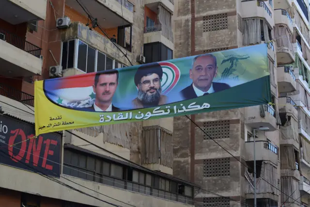 يافطة معلقة في أحد شوارع ضاحية بيروت الجنوبية تظهر نبيه بري وحسن نصرالله وبشار الأسد وكتب عليها "هكذا يكون القادة"
