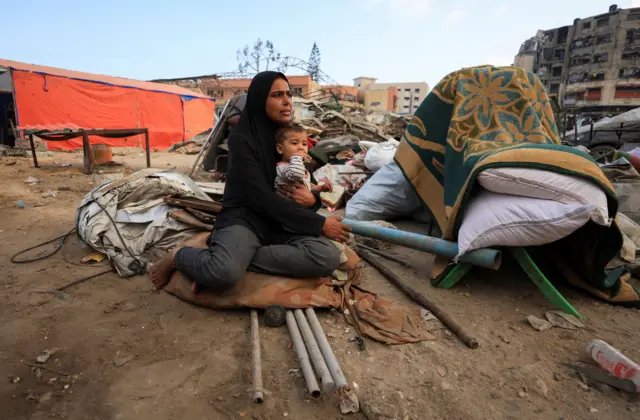 فلسطينيون ينتظرون في مخيم استعدادًا للفرار وسط عملية عسكرية إسرائيلية، بعد أن أمرت القوات الإسرائيلية سكان مدينة غزة بالإخلاء إلى الجنوب، في مدينة غزة