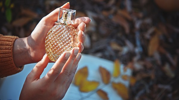 لكل فصل عطره.. اكتشفي أجمل عطور خريف 2025 لكل فصل عطره.. اكتشفي أجمل عطور خريف 2025