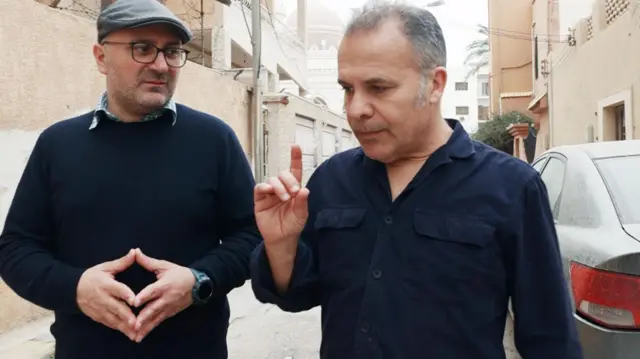 قاسم (يمين) يتحدث مع محمد (يسار)