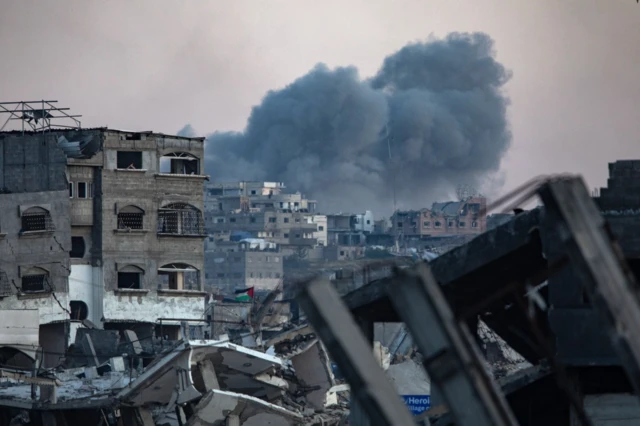 دخان يتصاعد بعد انفجار أحد المباني في جباليا 