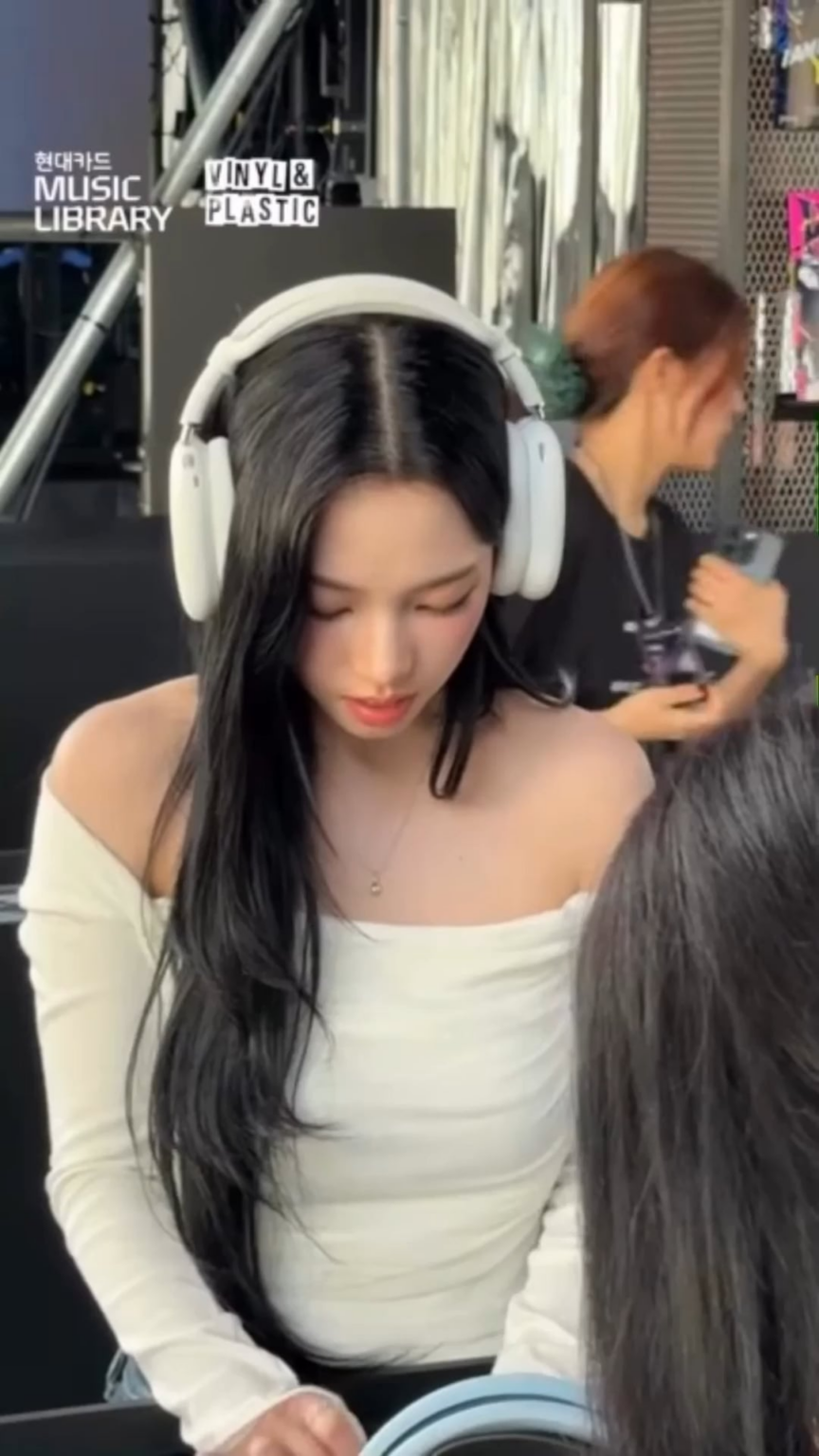 250907 تحديث Hyundaicard_Dive Instagram مع AESPA - مع مكتبة موسيقى Hyundai التي تعمل بالفينيل والبلاستيك ، Aespa Week 'Rich Man'