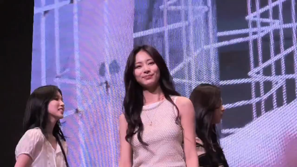 250908 NYUBIUTW Twitter Update - سأل Tzuyu عن منفرد آخر خلال حدث المعجبين. "هل سيكون هناك منفرد 2؟" 🦌 Tzuyu: خطة ~ خطة (في الأعمال ~~)