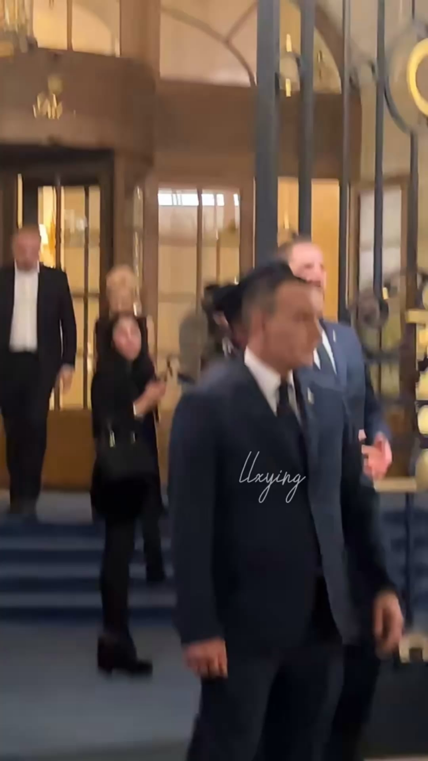 250929 Rosé يتجه إلى أسبوع الموضة في Saint Laurent Paris Afterbarty