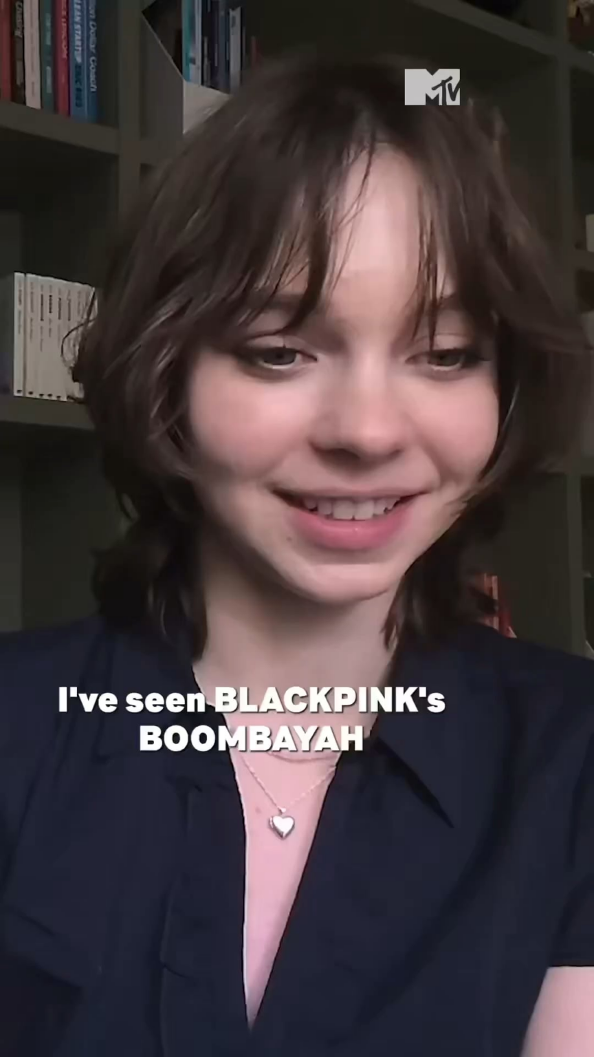 250906 تكشف إيما مايرز كيف ساعدت في إعداد جينا أورتيغا لمشهد الرقص الشهير - "Boombayah" في يوم الأربعاء "الموسم الثاني