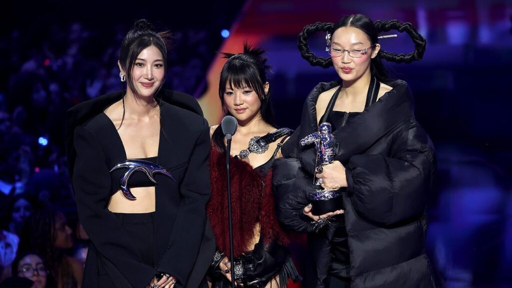 مطربو "Kpop Demon Hunters" Ejae و Audrey Nuna و Rei Ami لأداء "Golden" على "Tonight Show"