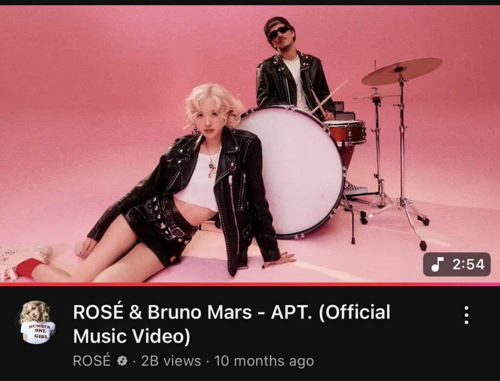 "شقة". بقلم Rosé (Blackpink) و Bruno Mars يصبح أول MV من Rosé للوصول إلى ملياري مشاهدة على YouTube